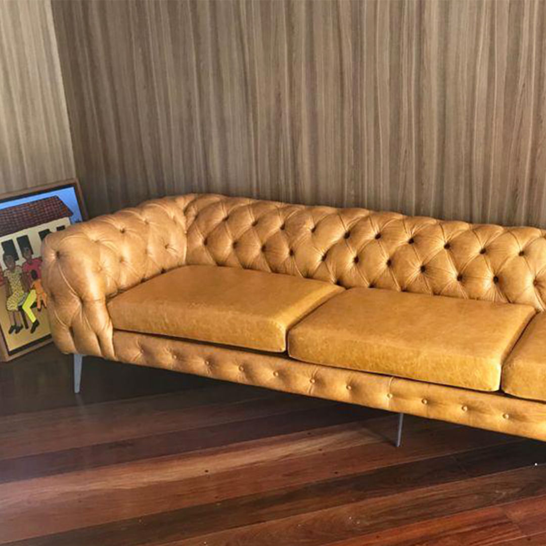 Sofá Chesterfield em Couro - onegoods